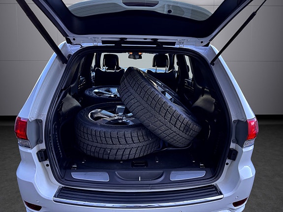 Jeep Grand Cherokee 12 of 12