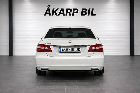Mercedes-Benz E200 4 of 5
