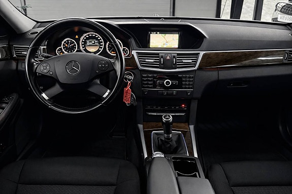 Mercedes-Benz E200 6 of 11