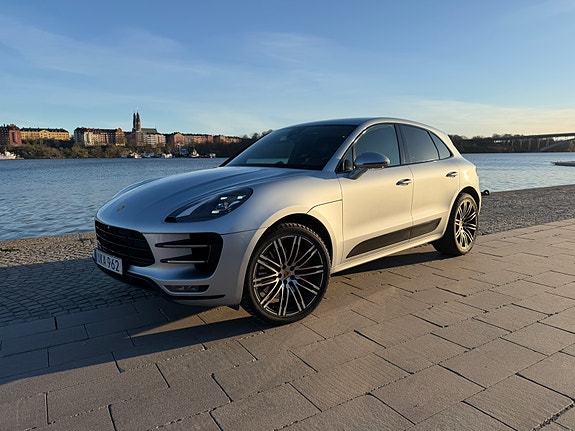 Porsche Macan Turbo 2 of 5