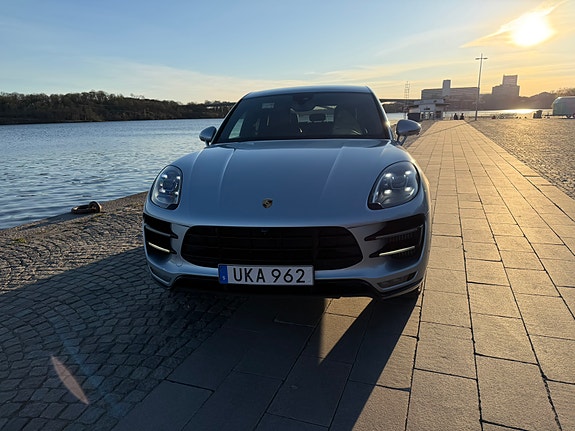 Porsche Macan Turbo 3 of 5