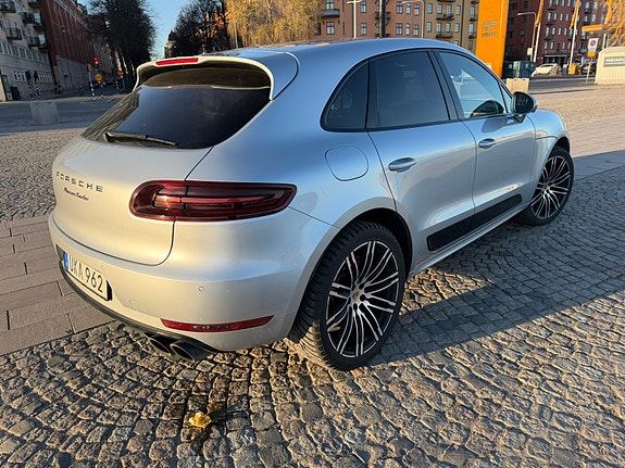 Porsche Macan Turbo 4 of 5