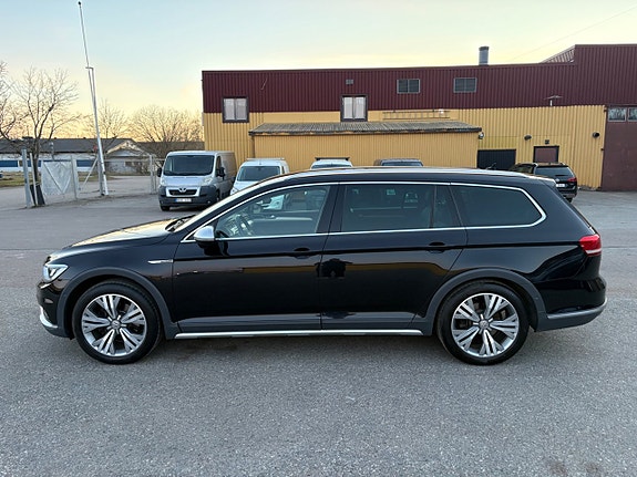Volkswagen Passat Alltrack 2 of 5