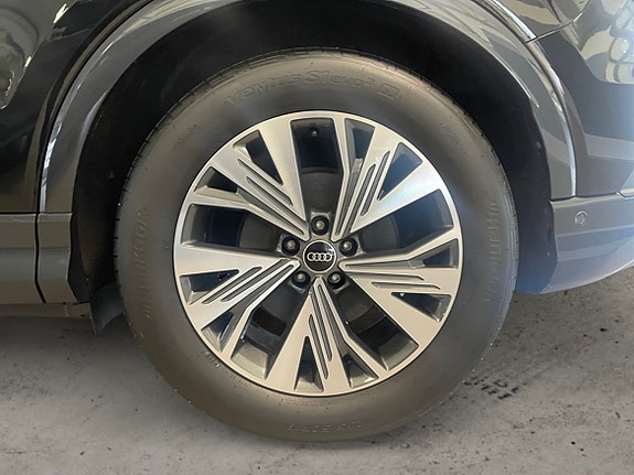 Audi Q4 e-tron 4 of 5
