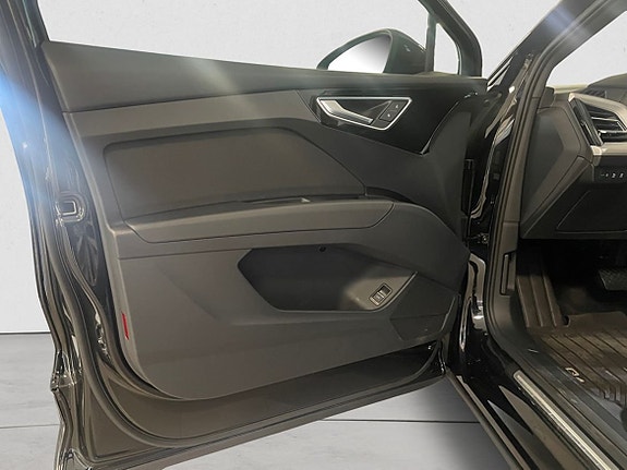 Audi Q4 e-tron 6 of 12