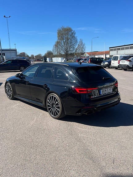 Audi RS4 2 of 5