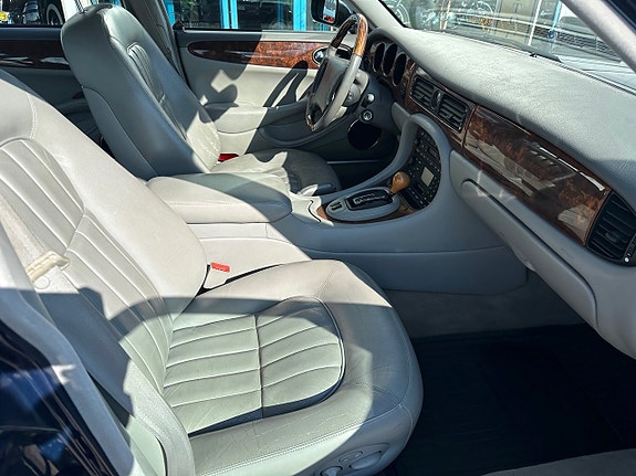 Jaguar XJ 7 of 8