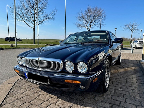 Jaguar XJ 3 of 8