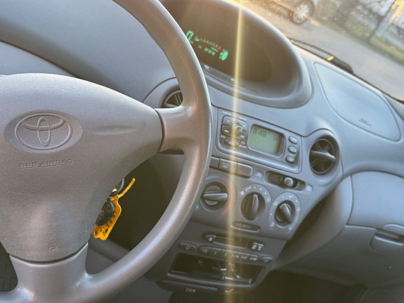 Toyota Yaris 5 of 11