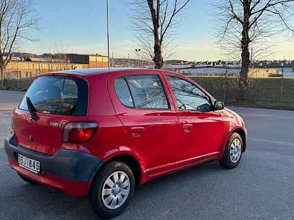 Toyota Yaris 2 of 11