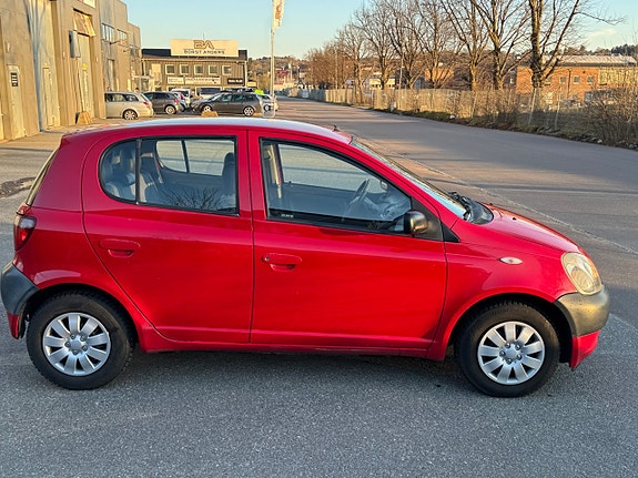 Toyota Yaris 9 of 11