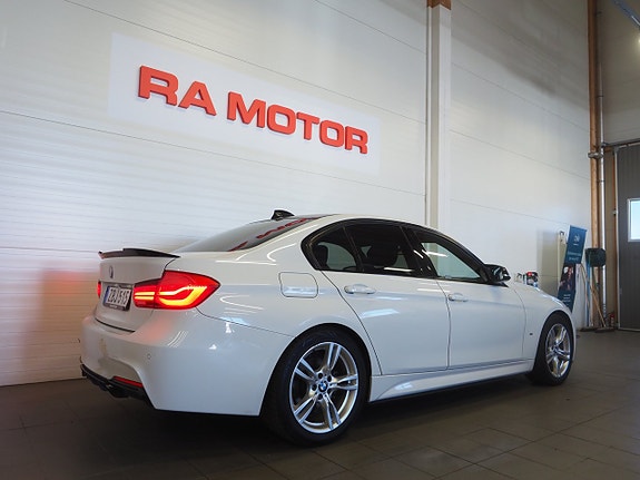 BMW 330e 5 of 5