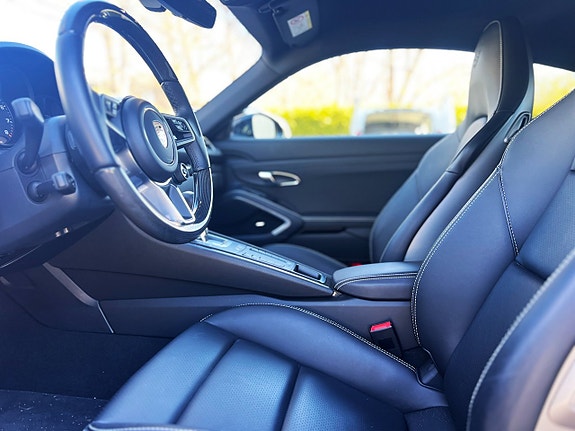 Porsche 718 Cayman 26 of 29
