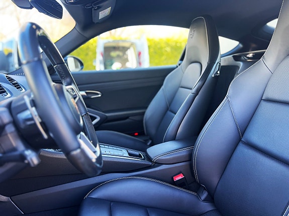 Porsche 718 Cayman 27 of 29