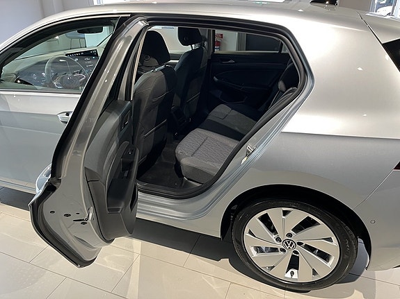 Volkswagen Golf VIII 15 of 18