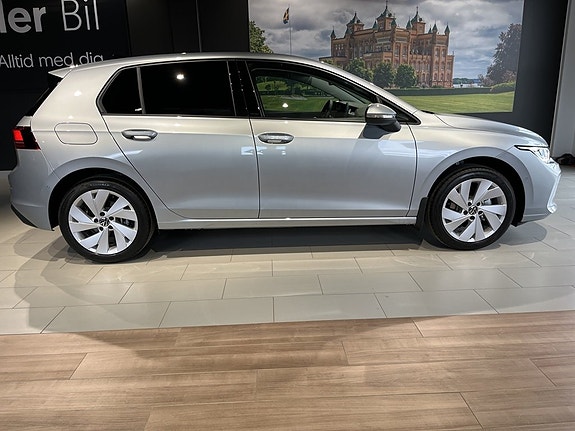 Volkswagen Golf VIII 2 of 18