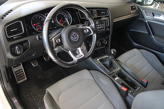 Volkswagen Golf VII 4 of 11
