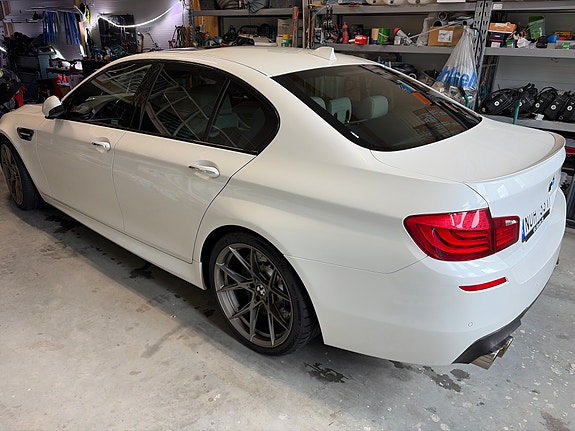 BMW M5 3 of 5