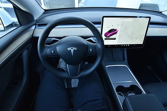 Tesla Model Y 16 of 23