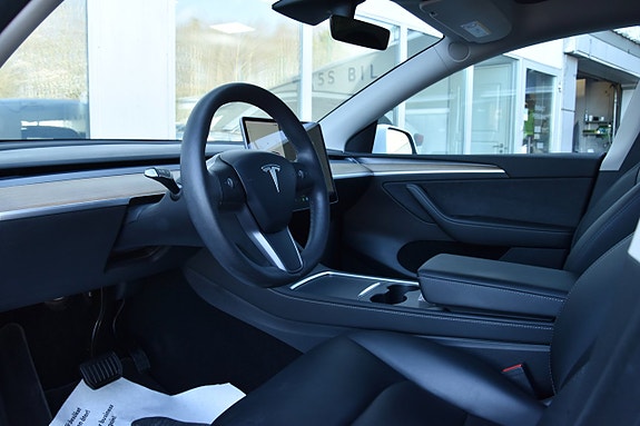 Tesla Model Y 10 of 23