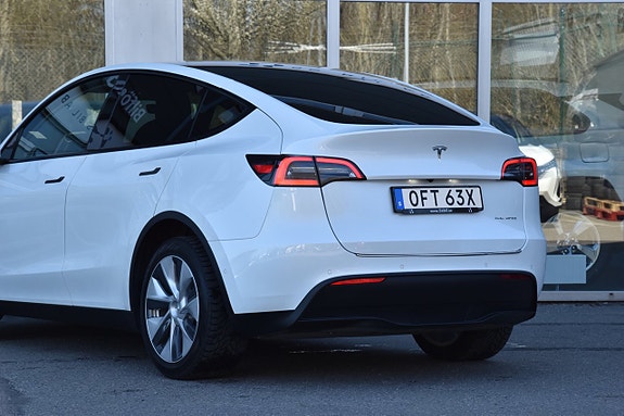 Tesla Model Y 7 of 23