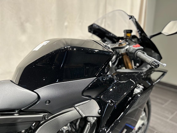 Yamaha YZF-R9 / Tech Black / Beställ idag! 7 of 19