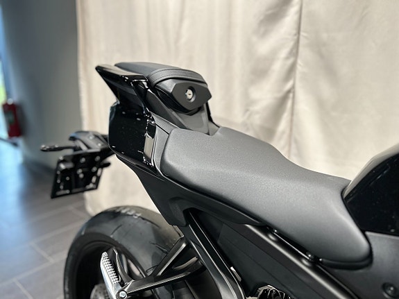 Yamaha YZF-R9 / Tech Black / Beställ idag! 6 of 19