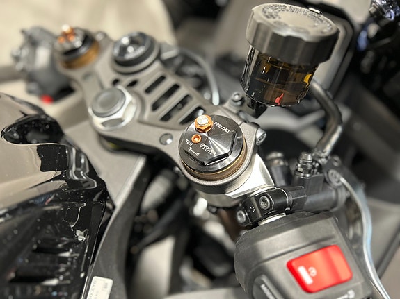 Yamaha YZF-R9 / Tech Black / Beställ idag! 14 of 19