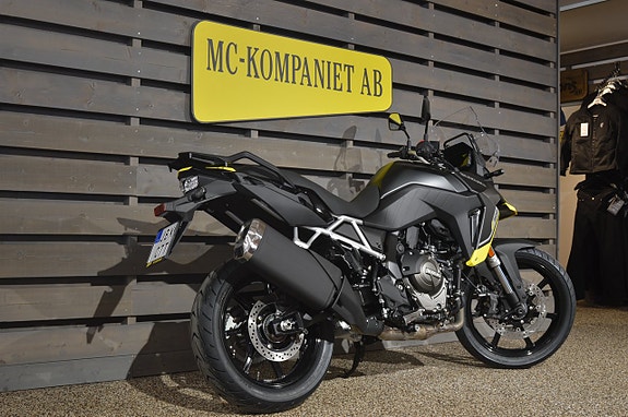 Suzuki V-strom 800 3 of 5