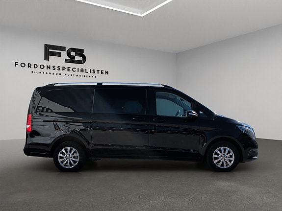 Mercedes-Benz V220 2 of 28