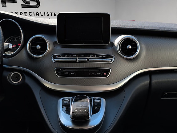 Mercedes-Benz V220 14 of 28