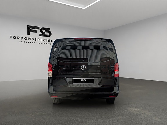 Mercedes-Benz V220 3 of 28