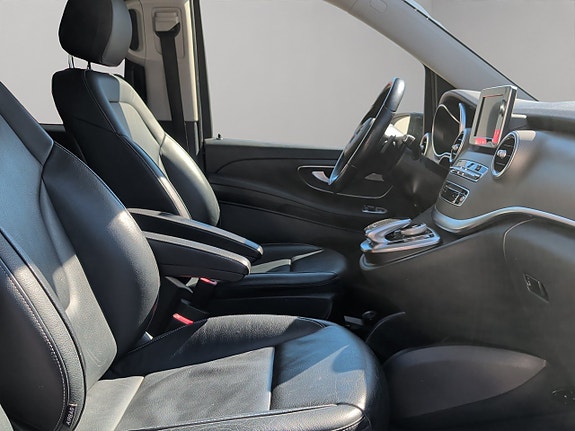 Mercedes-Benz V220 11 of 28