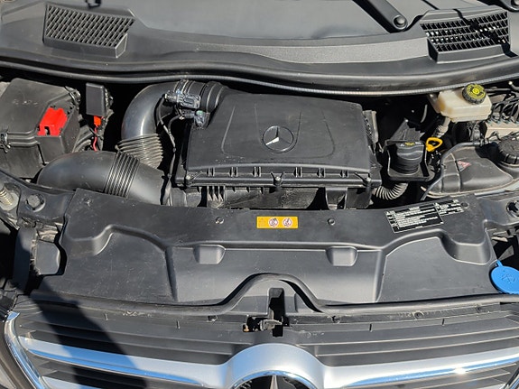 Mercedes-Benz V220 10 of 28