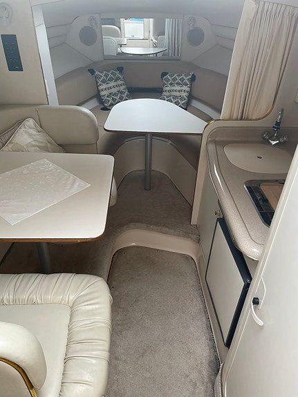 Sea Ray Sundancer 270 – rymlig och välutrustad familjebåt 3 of 8