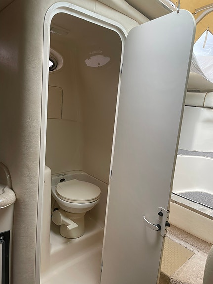 Sea Ray Sundancer 270 – rymlig och välutrustad familjebåt 4 of 8