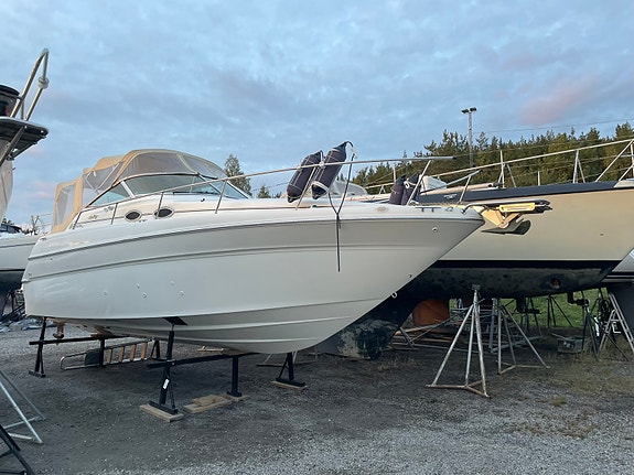 Sea Ray Sundancer 270 – rymlig och välutrustad familjebåt 7 of 8