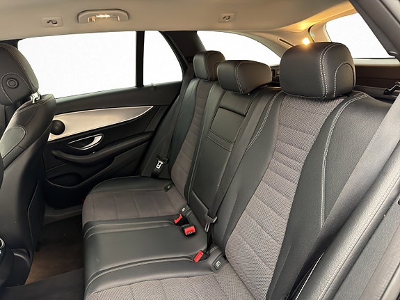 Mercedes-Benz E200 28 of 30