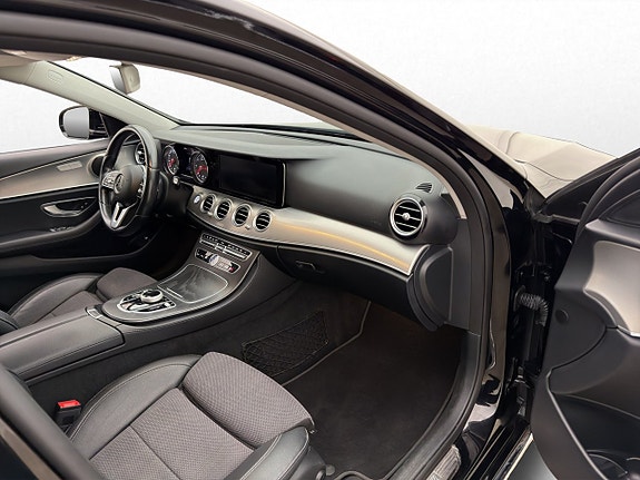 Mercedes-Benz E200 27 of 30