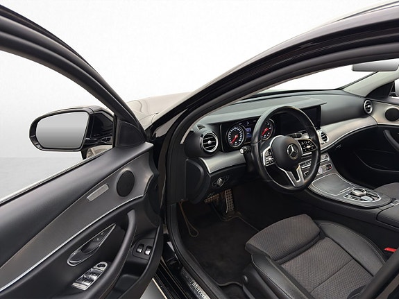 Mercedes-Benz E200 11 of 30