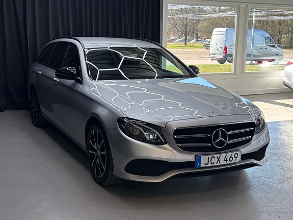 Mercedes-Benz E220 2 of 14