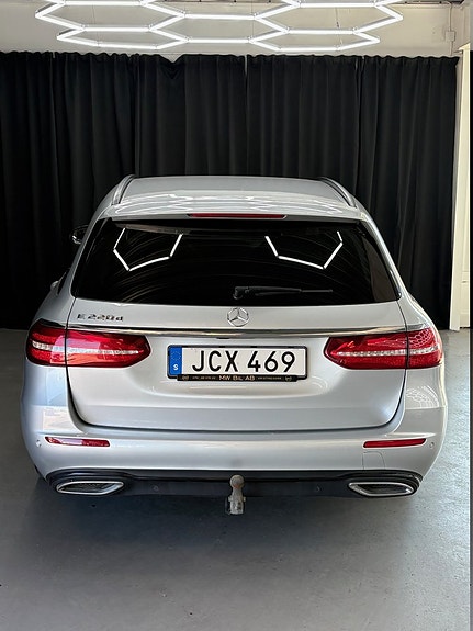Mercedes-Benz E220 10 of 14