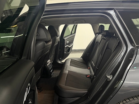 BMW 330e 18 of 29