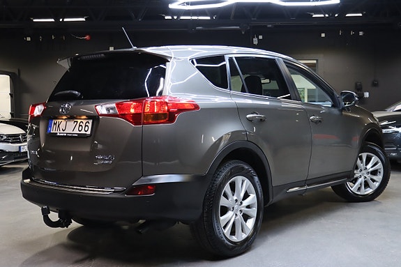 Toyota RAV4 3 of 24