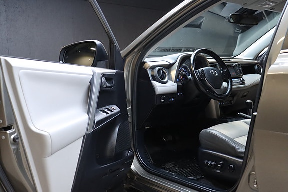Toyota RAV4 9 of 24