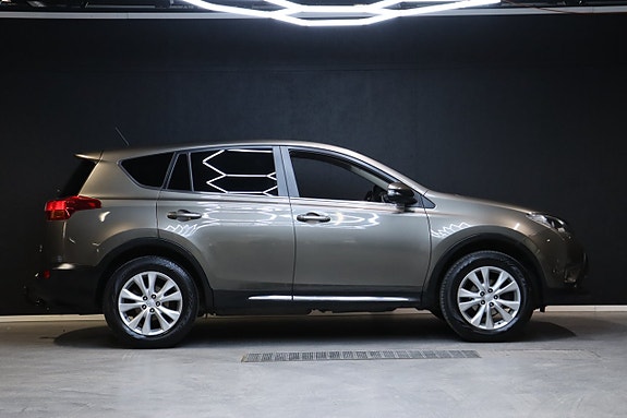 Toyota RAV4 4 of 24