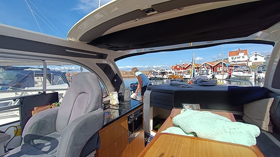 Marex 320ACC med Yanmar 8LV-370, V8 diesel, c:a 550 motortimmar 21 of 24