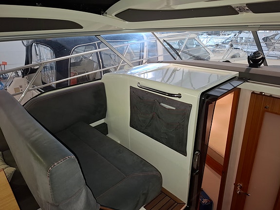 Marex 320ACC med Yanmar 8LV-370, V8 diesel, c:a 550 motortimmar 7 of 24