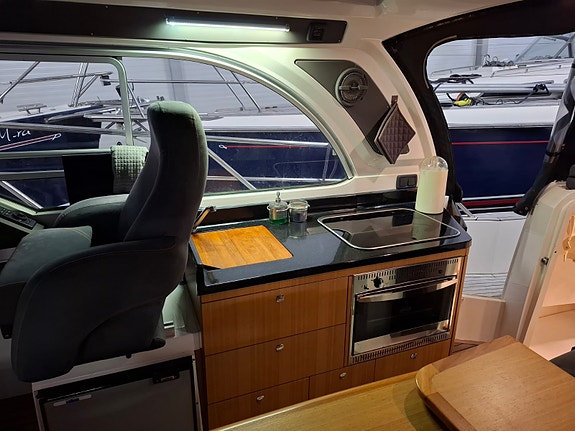 Marex 320ACC med Yanmar 8LV-370, V8 diesel, c:a 550 motortimmar 5 of 24