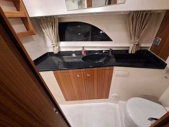 Marex 320ACC med Yanmar 8LV-370, V8 diesel, c:a 550 motortimmar 9 of 24